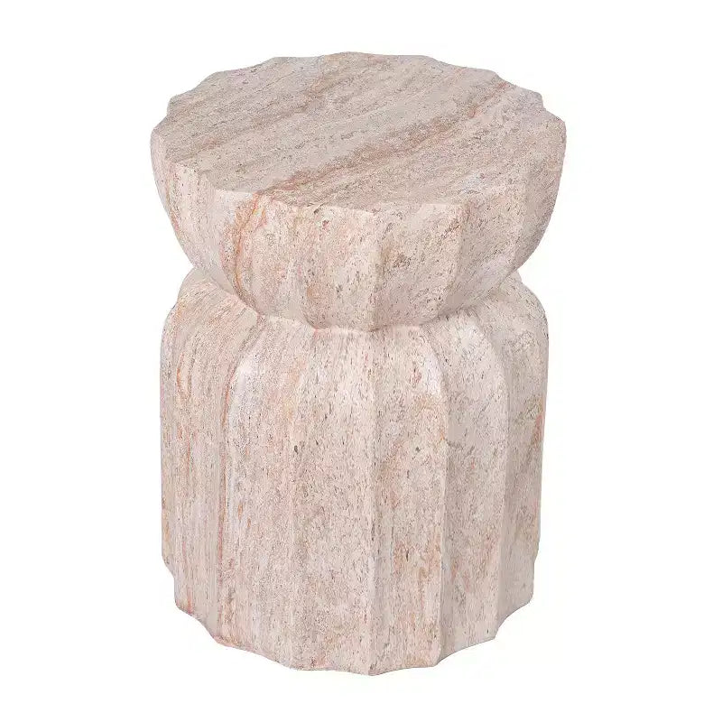 Tavolino scultoreo con scanalature in cemento leggero a motivo marmorizzato moderno Eulalia di Christopher Knight Home per patio