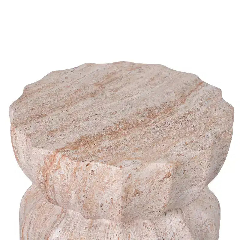 Tavolino scultoreo con scanalature in cemento leggero a motivo marmorizzato moderno Eulalia di Christopher Knight Home per patio