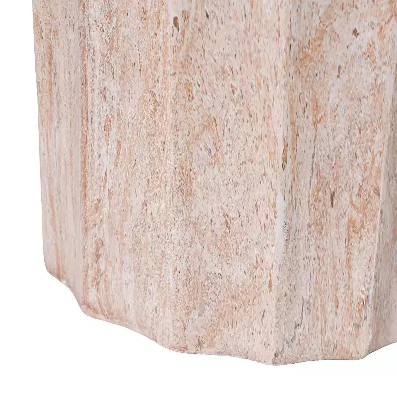 Tavolino scultoreo con scanalature in cemento leggero a motivo marmorizzato moderno Eulalia di Christopher Knight Home per patio