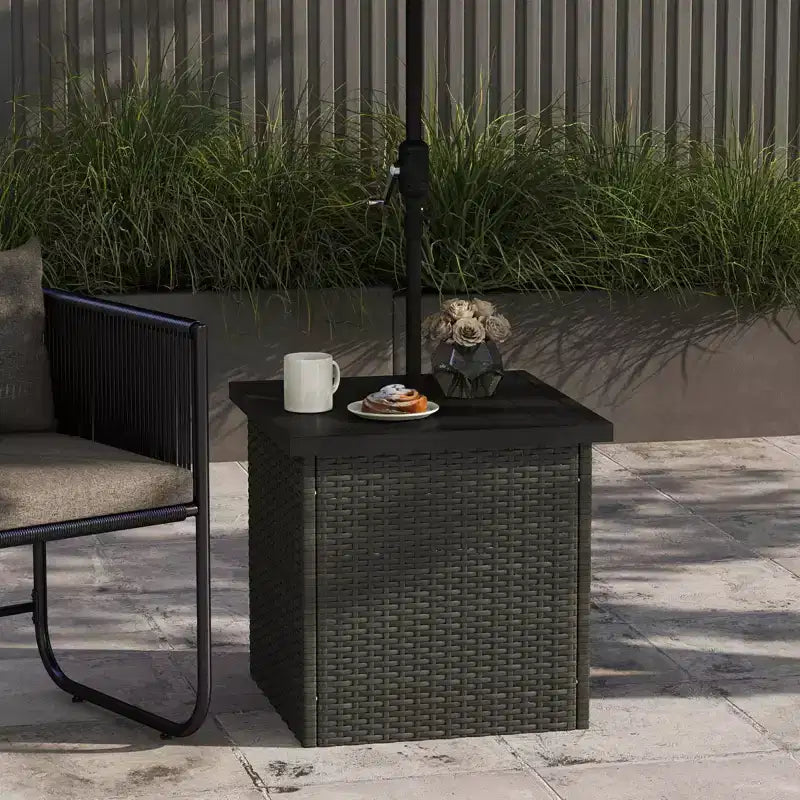 Tavolino NAYSAYE con foro per ombrellone - Tavolino da esterno con foro per ombrellone da 1,5, tavolino da esterno in PE rattan con base per ombrellone per terrazza, giardino, piscina, marrone