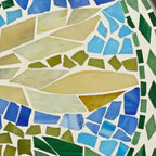 Teal Island Designs Table d'appoint ronde moderne d'extérieur noire 35,5 cm de large avec mosaïque libellule bleue et verte pour véranda, patio, maison