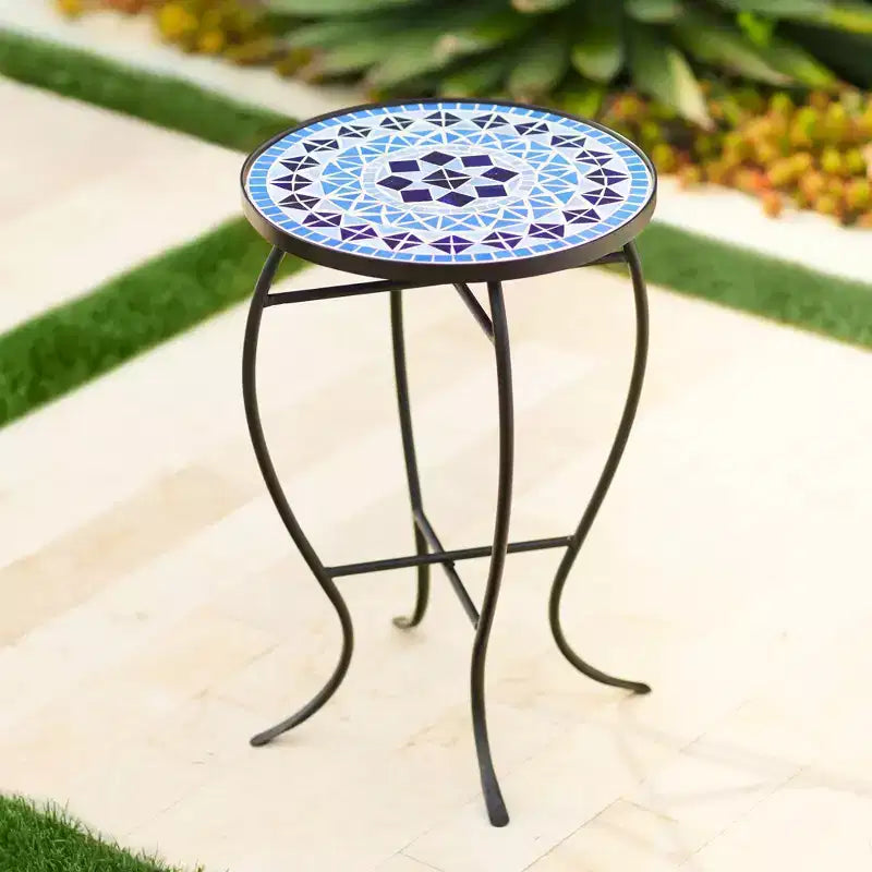 Teal Island Designs Tables d'appoint rondes extérieures modernes noires de 35,5 cm de large, lot de 2, plateau mosaïque bleu clair, pour porche avant, patio, maison