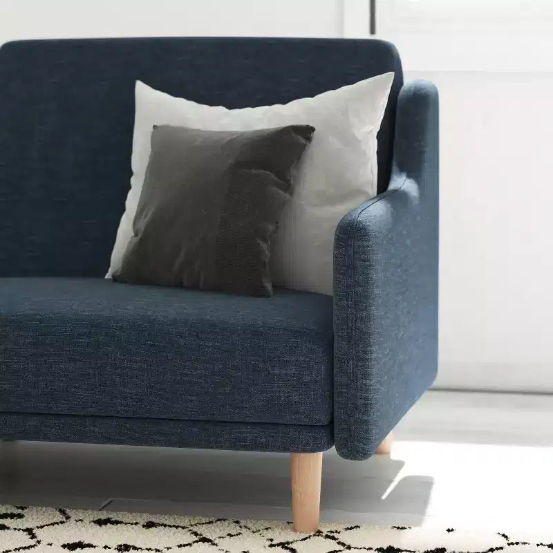 Canapé futon Emma et Oliver Plush avec dossier divisé, rembourré et matelassé, accoudoirs amovibles aux courbes élégantes et pieds en bois