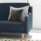 Canapé futon Emma et Oliver Plush avec dossier divisé, rembourré et matelassé, accoudoirs amovibles aux courbes élégantes et pieds en bois