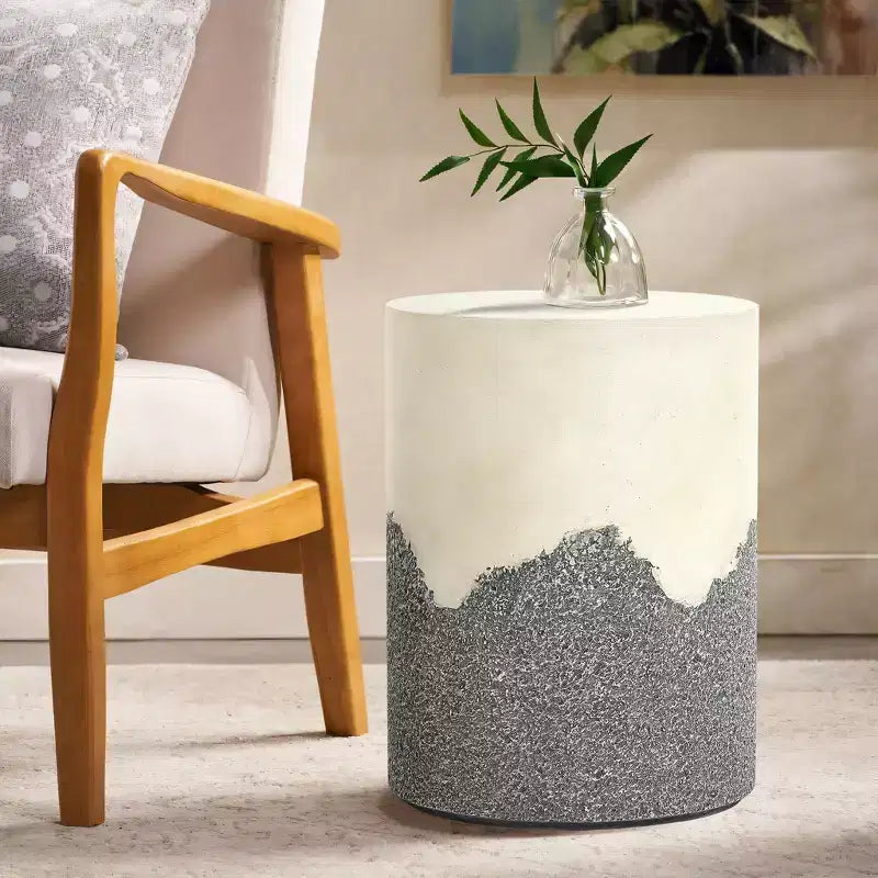 Tavolino da patio per esterni LuxenHome, tavolino rotondo in cemento grigio e crema da 17", sgabello decorativo moderno da giardino, tavolino d'appoggio per esterni