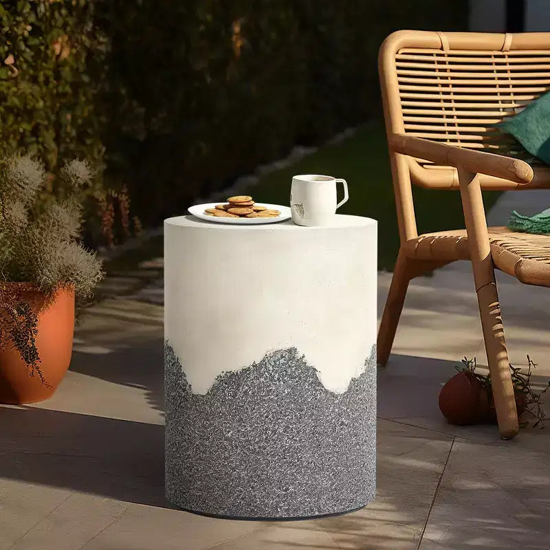 Tavolino da patio per esterni LuxenHome, tavolino rotondo in cemento grigio e crema da 17", sgabello decorativo moderno da giardino, tavolino d'appoggio per esterni