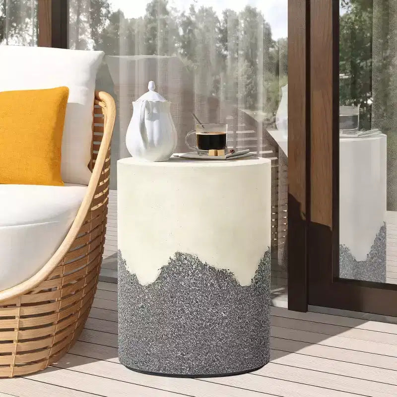 Tavolino da patio per esterni LuxenHome, tavolino rotondo in cemento grigio e crema da 17", sgabello decorativo moderno da giardino, tavolino d'appoggio per esterni