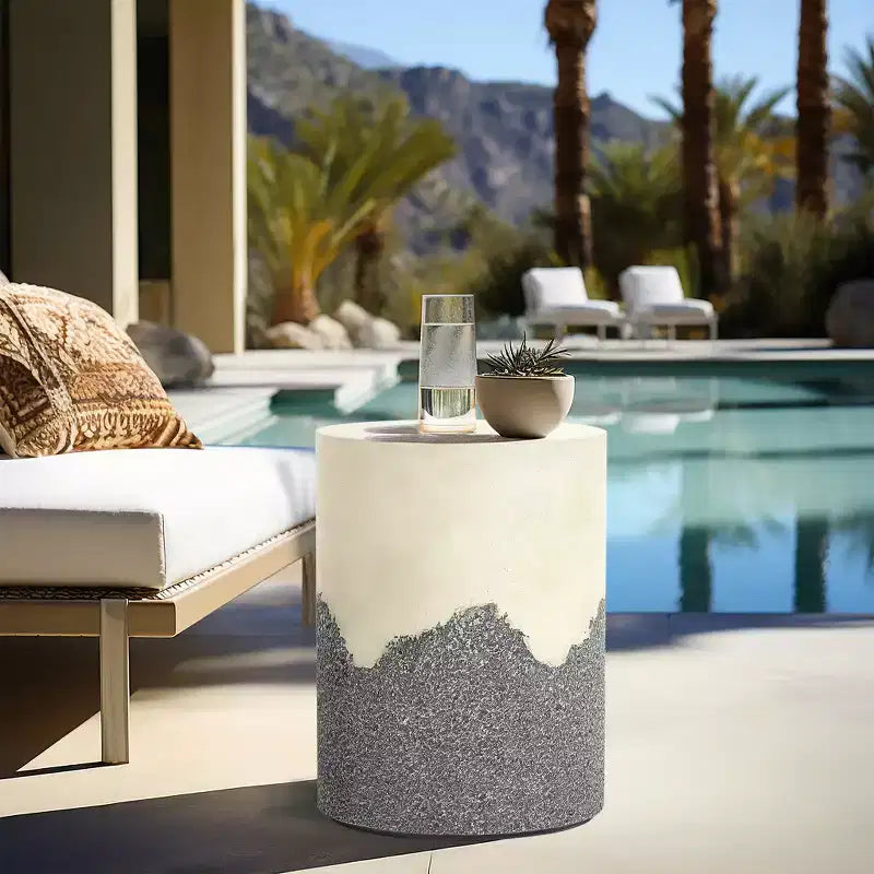 Tavolino da patio per esterni LuxenHome, tavolino rotondo in cemento grigio e crema da 17", sgabello decorativo moderno da giardino, tavolino d'appoggio per esterni
