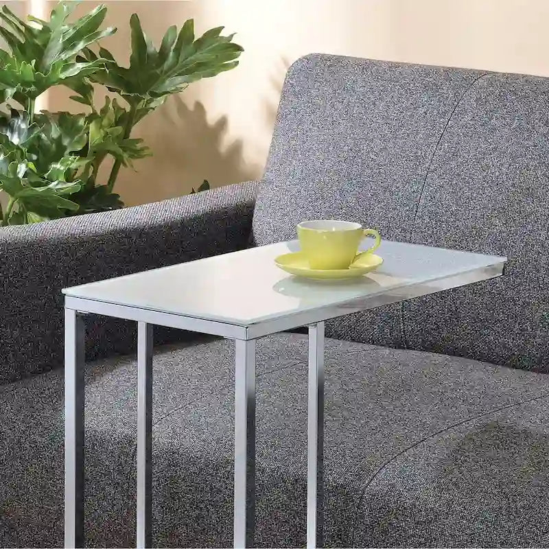 Tavolino d'appoggio con piano in vetro e base cromata