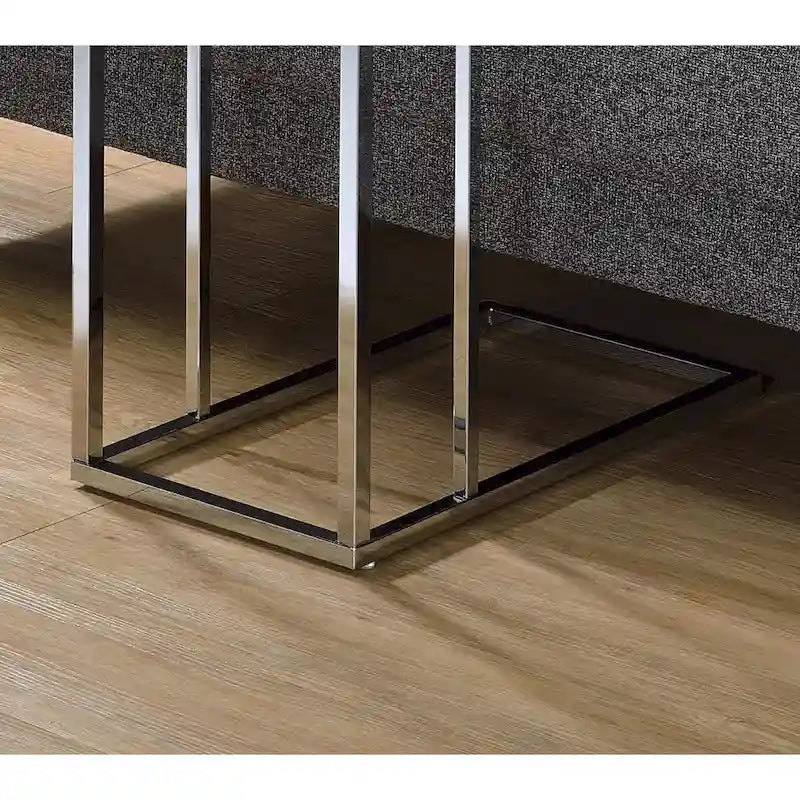 Tavolino d'appoggio con piano in vetro e base cromata