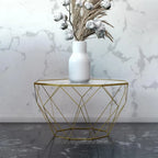 Tavolino moderno ottagonale in vetro con base geometrica in metallo