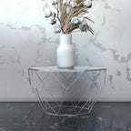 Tavolino moderno ottagonale in vetro con base geometrica in metallo