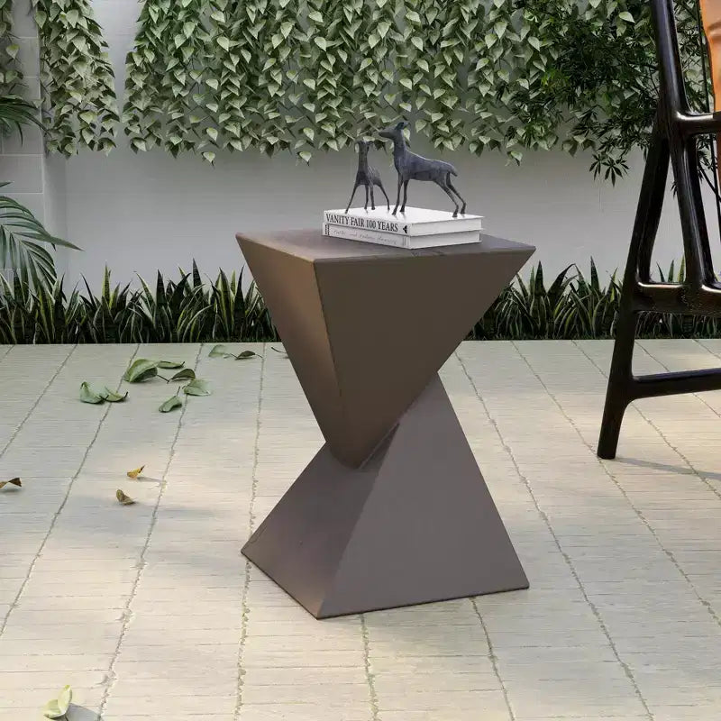Table d'appoint de patio sablier sculptural LeisureMod Glint, table d'appoint moderne carrée en pierre de fibre pour l'intérieur et l'extérieur pour le salon, le bureau ou le jardin