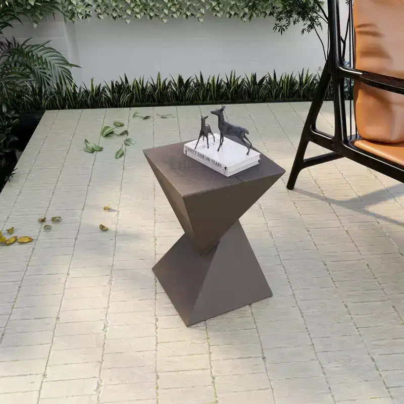 Table d'appoint de patio sablier sculptural LeisureMod Glint, table d'appoint moderne carrée en pierre de fibre pour l'intérieur et l'extérieur pour le salon, le bureau ou le jardin