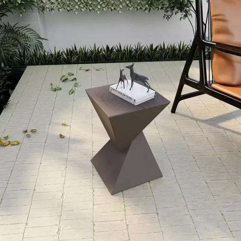Table d'appoint de patio sablier sculptural LeisureMod Glint, table d'appoint moderne carrée en pierre de fibre pour l'intérieur et l'extérieur pour le salon, le bureau ou le jardin