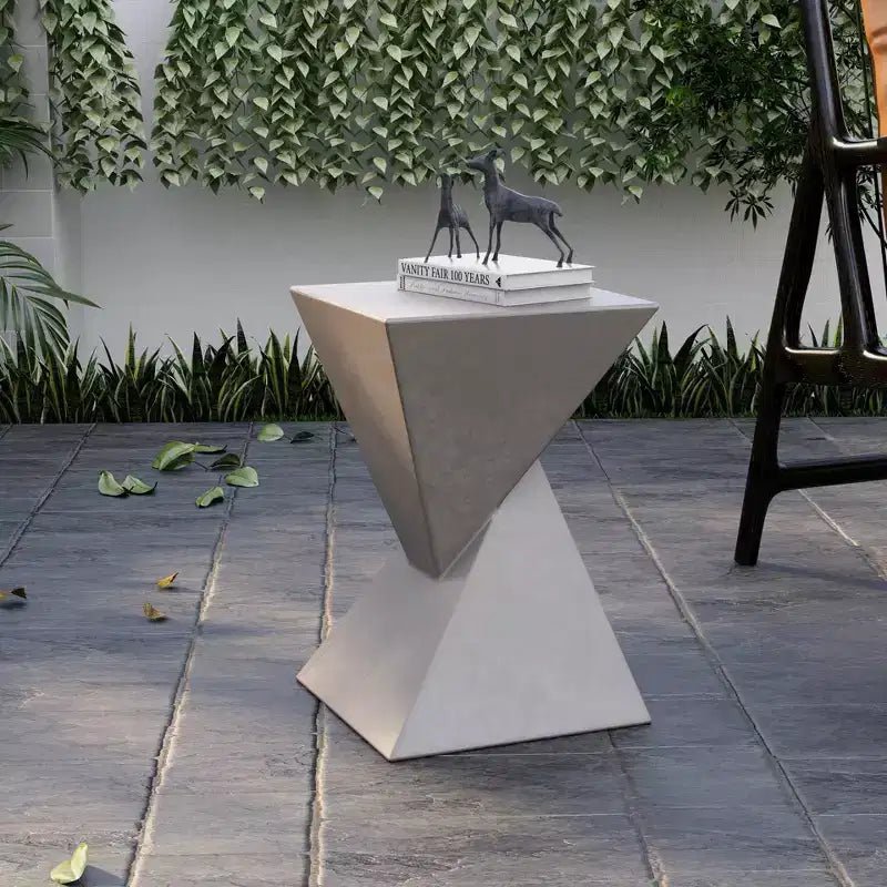 Table d'appoint de patio sablier sculptural LeisureMod Glint, table d'appoint moderne carrée en pierre de fibre pour l'intérieur et l'extérieur pour le salon, le bureau ou le jardin
