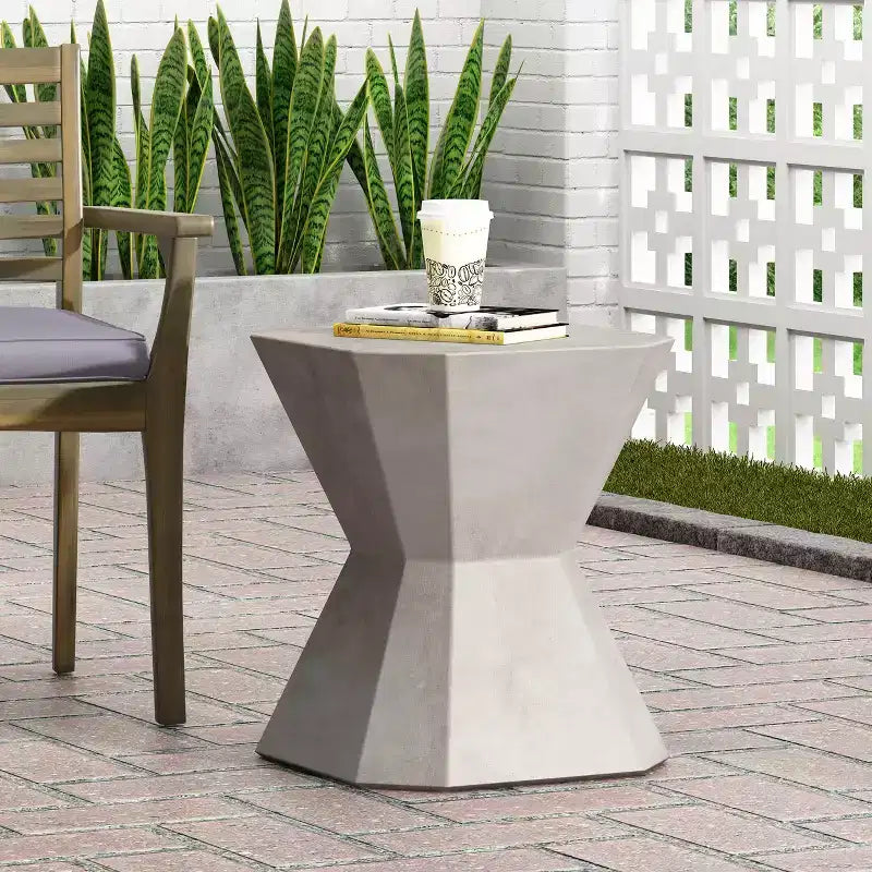 Table d'appoint d'extérieur en béton léger Noyes de GDFStudio, finition béton