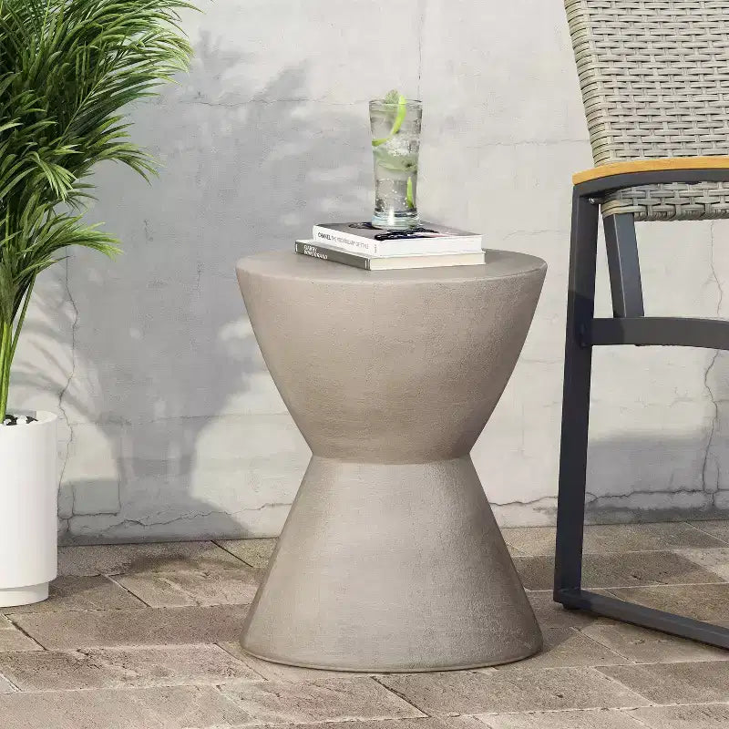 Table d'appoint GDFStudio Attola en béton léger d'extérieur, gris clair