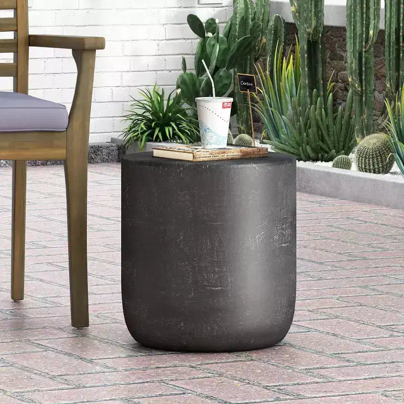 Christopher Knight Home Akin Table d'appoint d'extérieur en béton léger, Noir mat